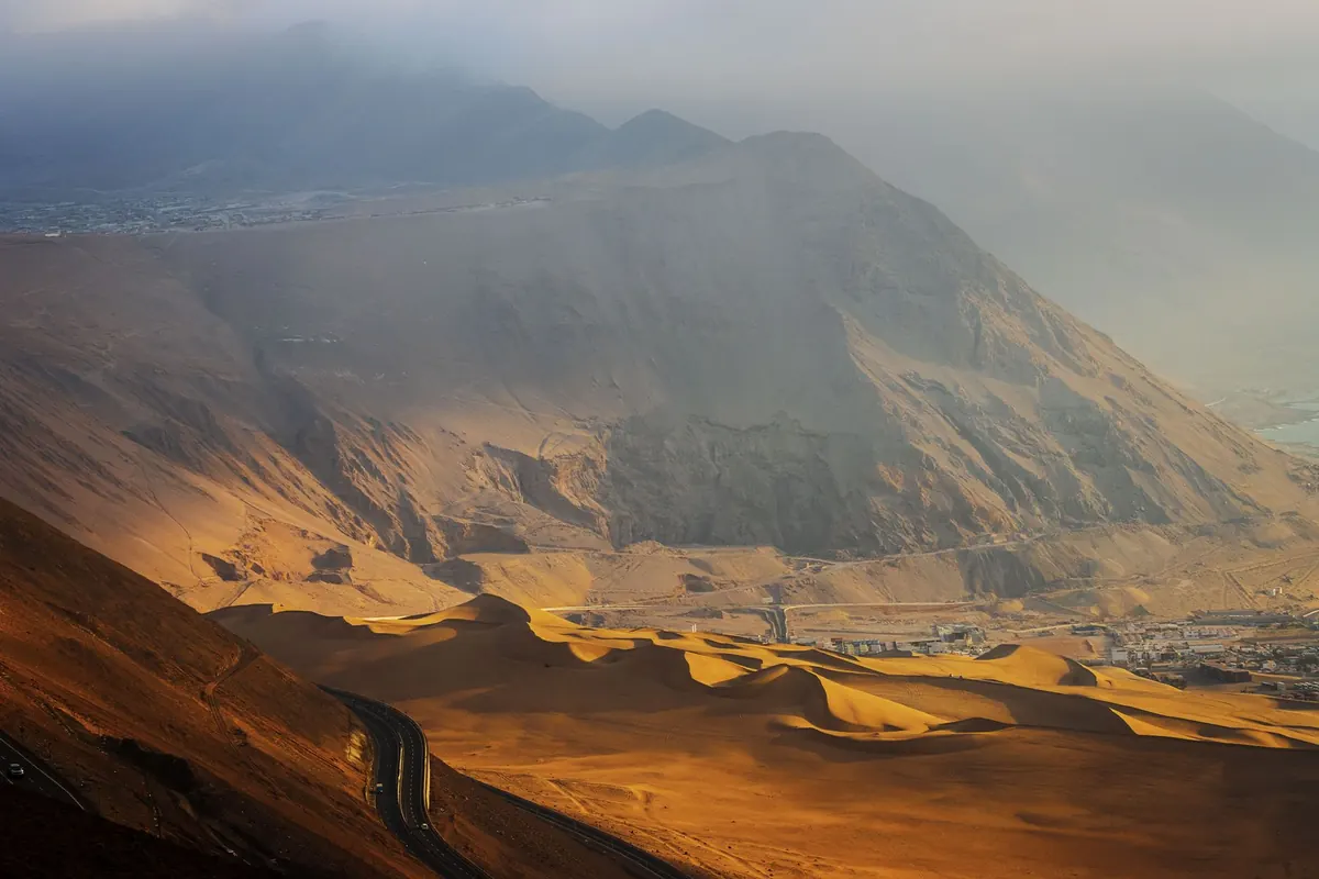 Dunas y cerros del desierto en la entrada a Iquique