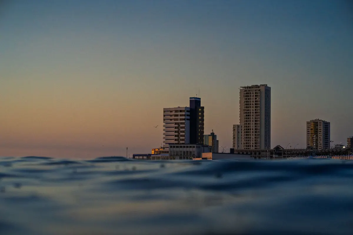 Edificios de Iquique al atardecer, vistos desde el mar