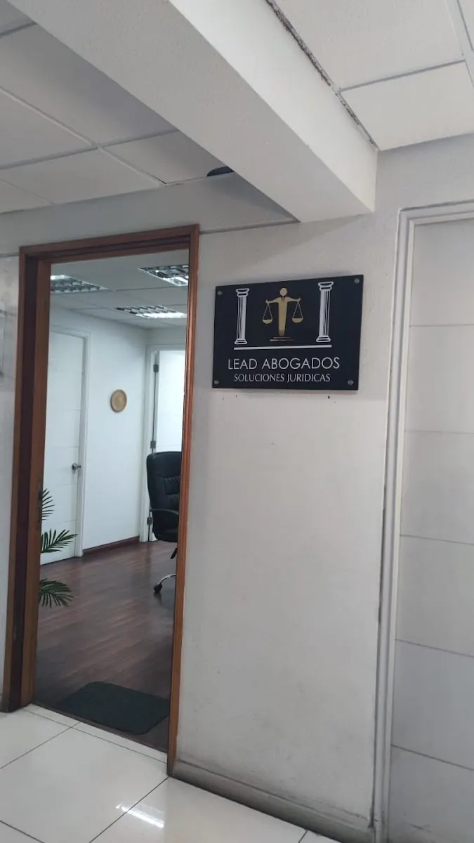 Placa de LEAD Abogados en la entrada de la oficina de Luis Uribe 330, Iquique