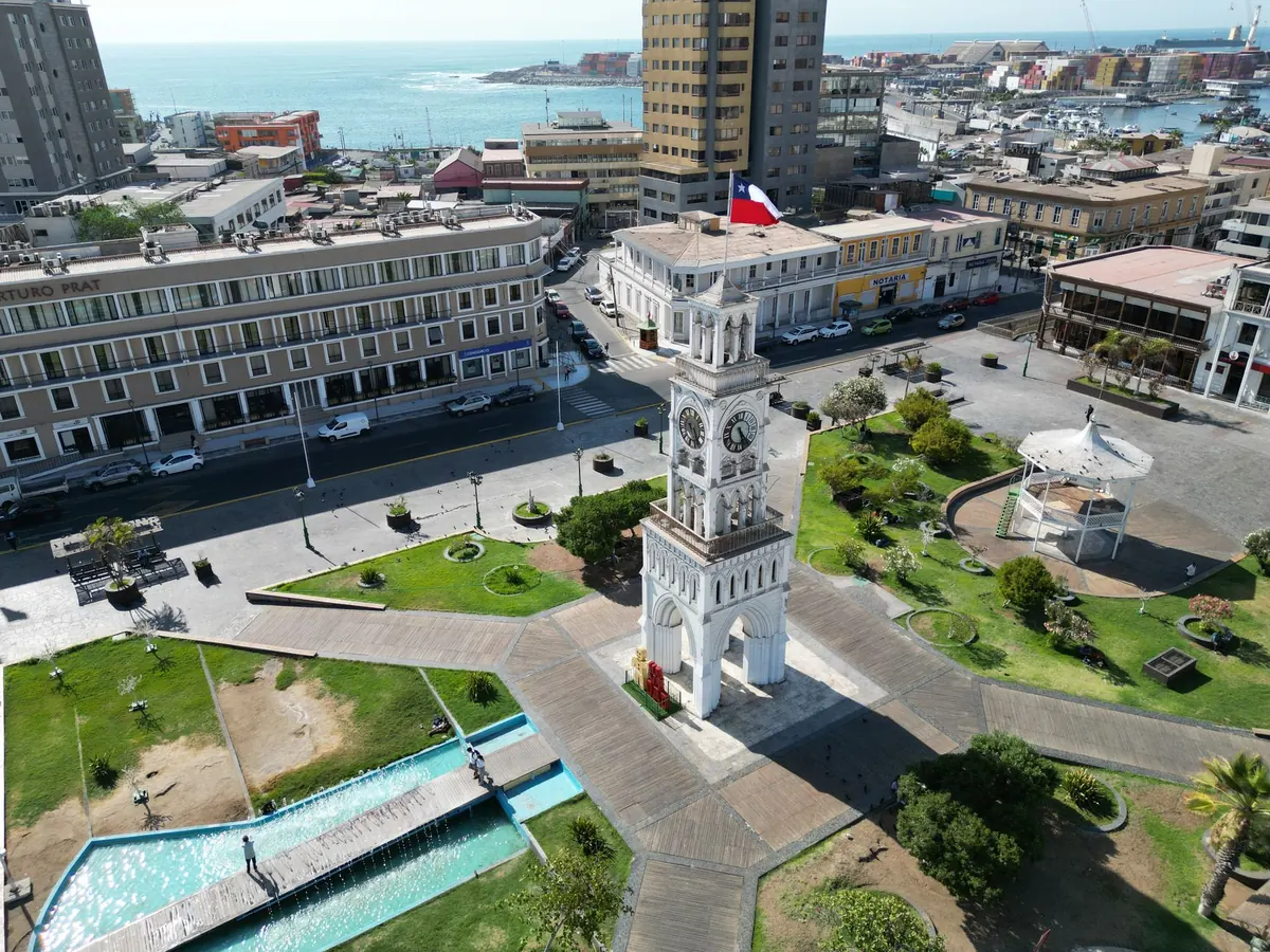Plaza Prat y la Torre del Reloj de Iquique, vistas desde el aire